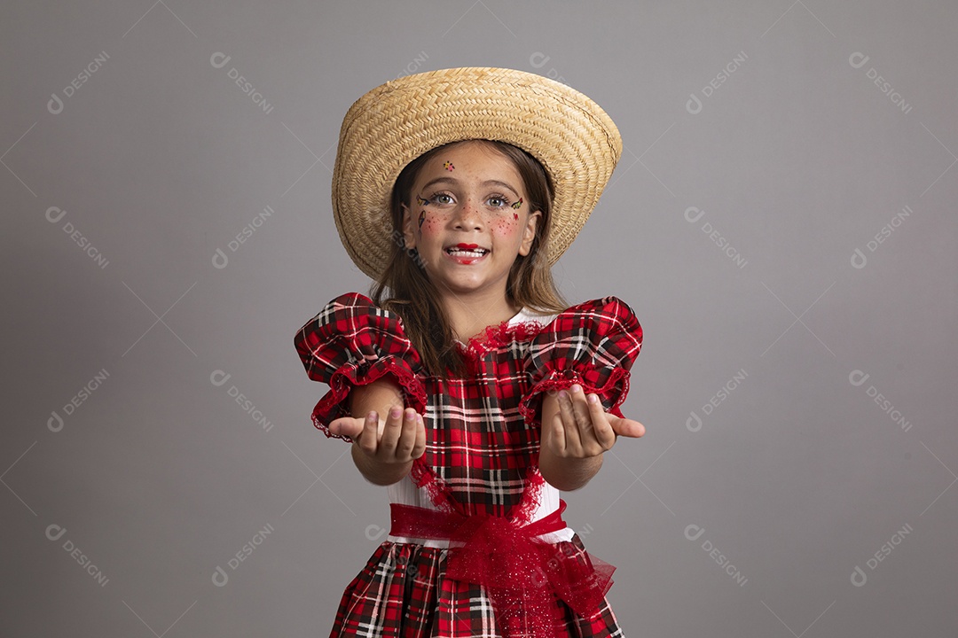 Linda criança usando roupas típicas festa junina sobre fundo isolado