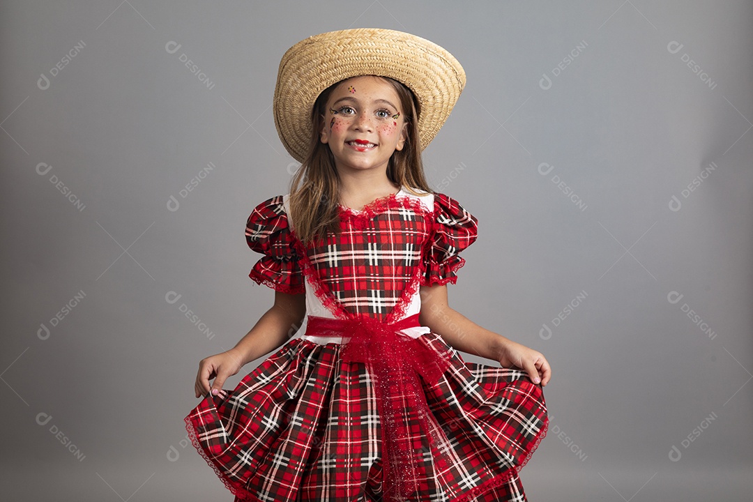 Linda criança usando roupas típicas festa junina sobre fundo isolado