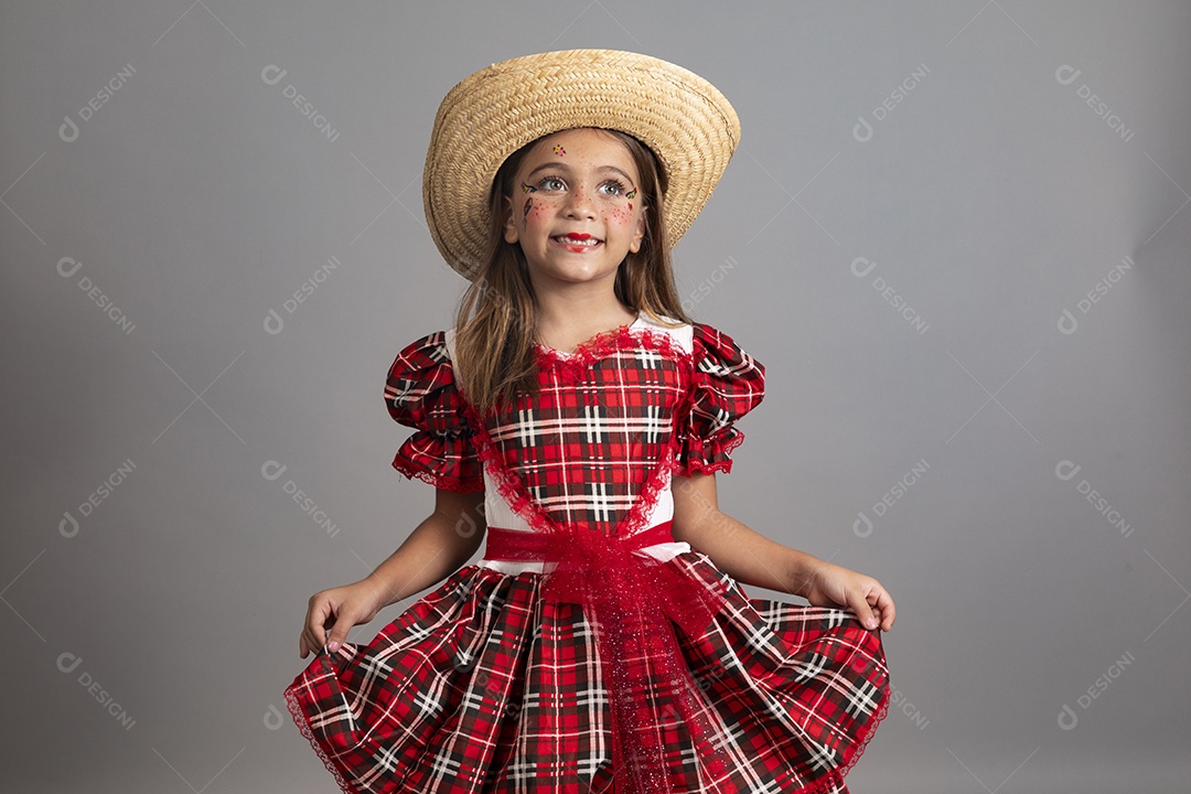 Linda criança usando roupas típicas festa junina sobre fundo isolado
