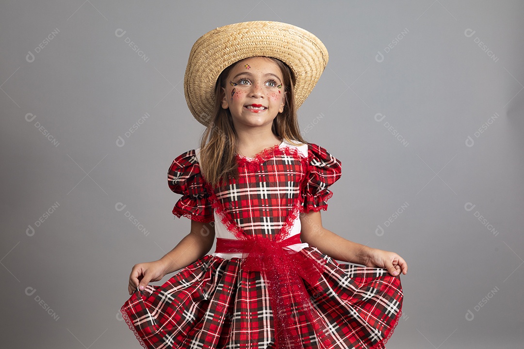 Linda criança usando roupas típicas festa junina sobre fundo isolado