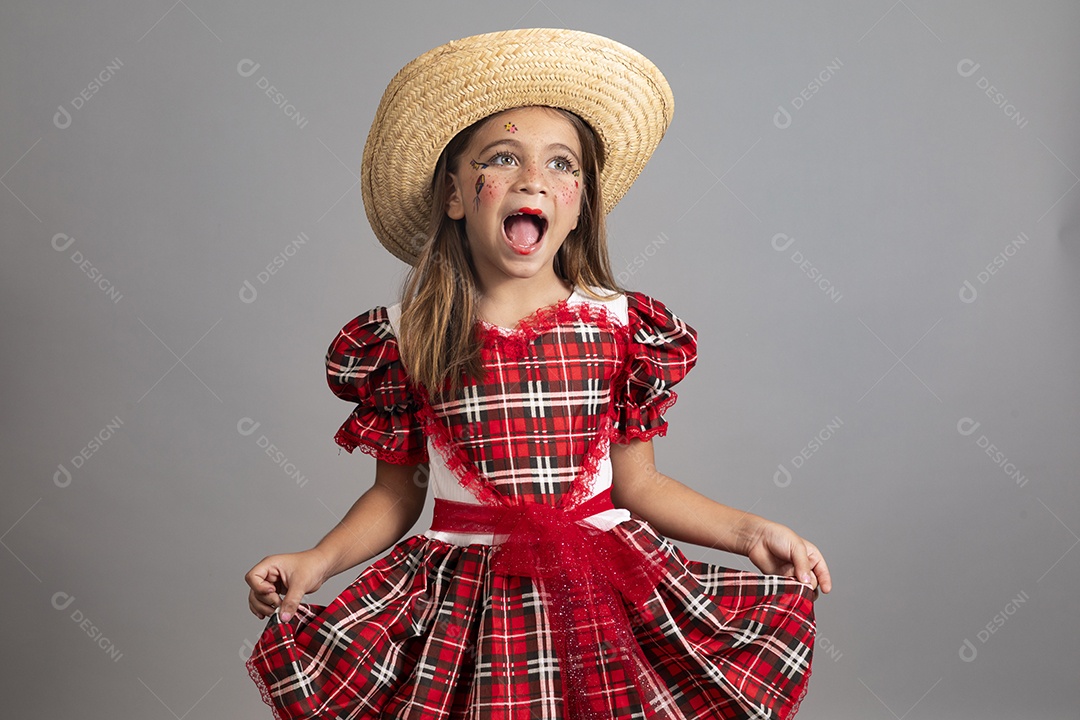 Linda criança usando roupas típicas festa junina sobre fundo isolado