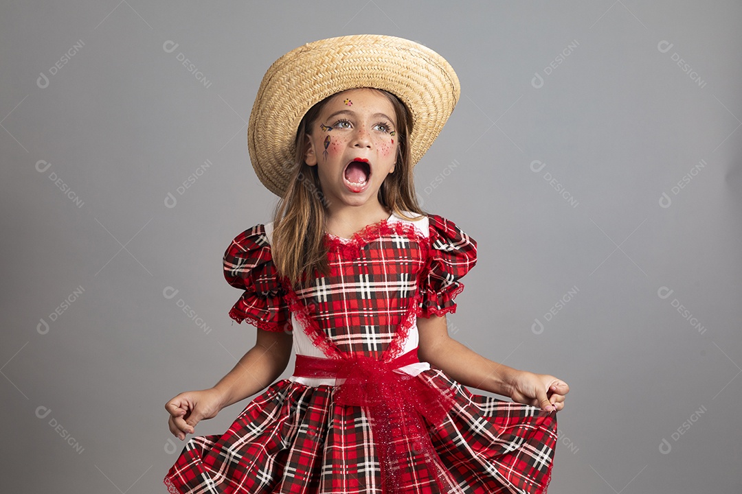Linda criança usando roupas típicas festa junina sobre fundo isolado