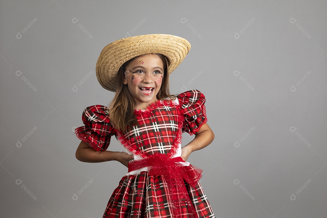 Linda criança usando roupas típicas festa junina sobre fundo isolado