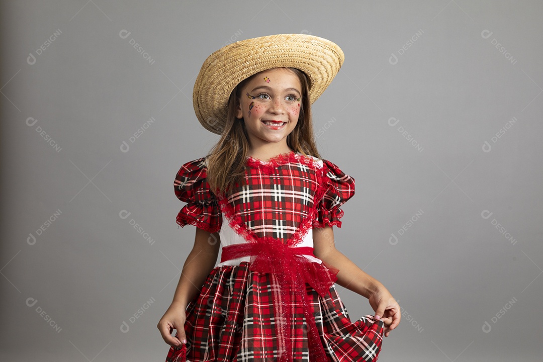 Linda criança usando roupas típicas festa junina sobre fundo isolado