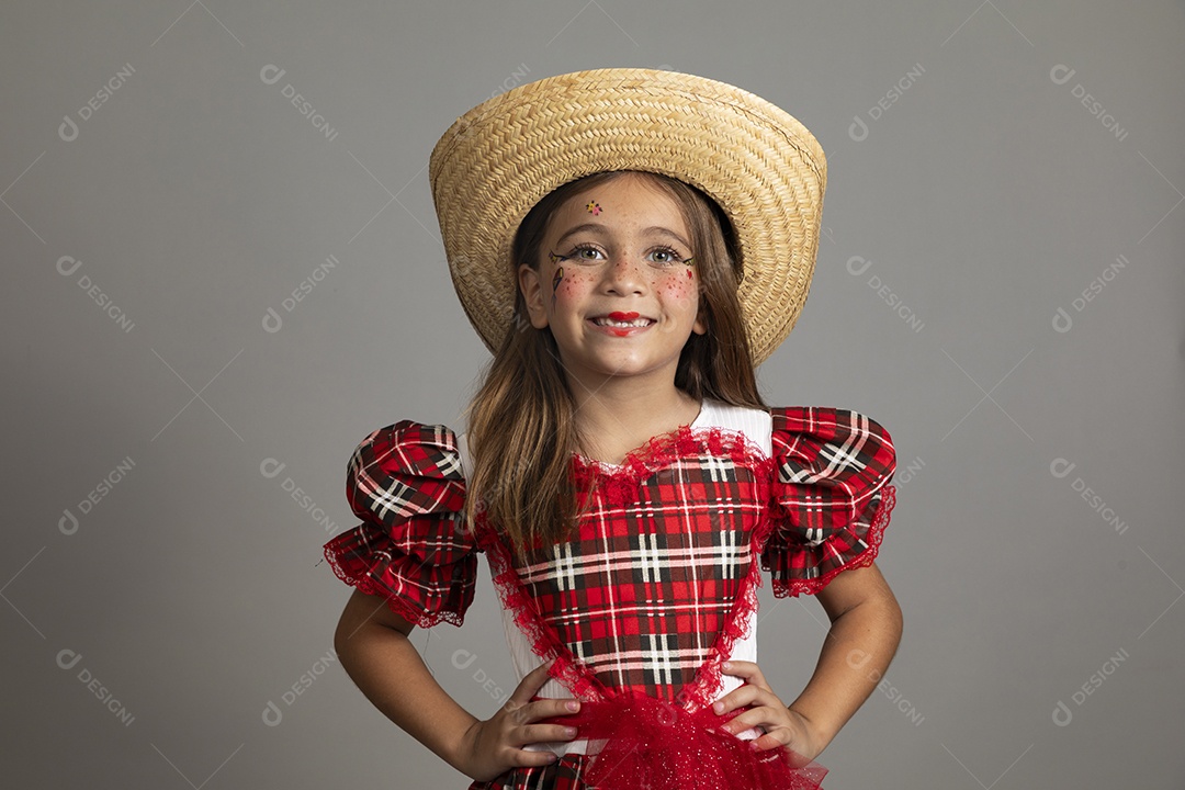 Linda criança usando roupas típicas festa junina sobre fundo isolado