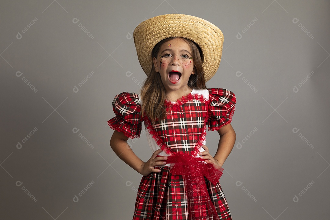 Linda criança usando roupas típicas festa junina sobre fundo isolado