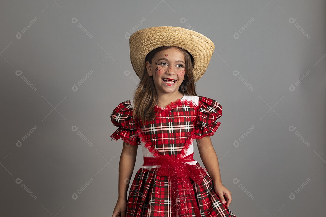 Linda criança usando roupas típicas festa junina sobre fundo isolado