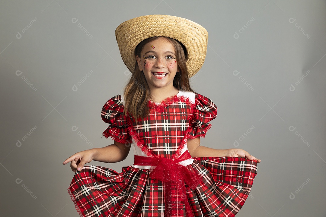 Linda criança usando roupas típicas festa junina sobre fundo isolado