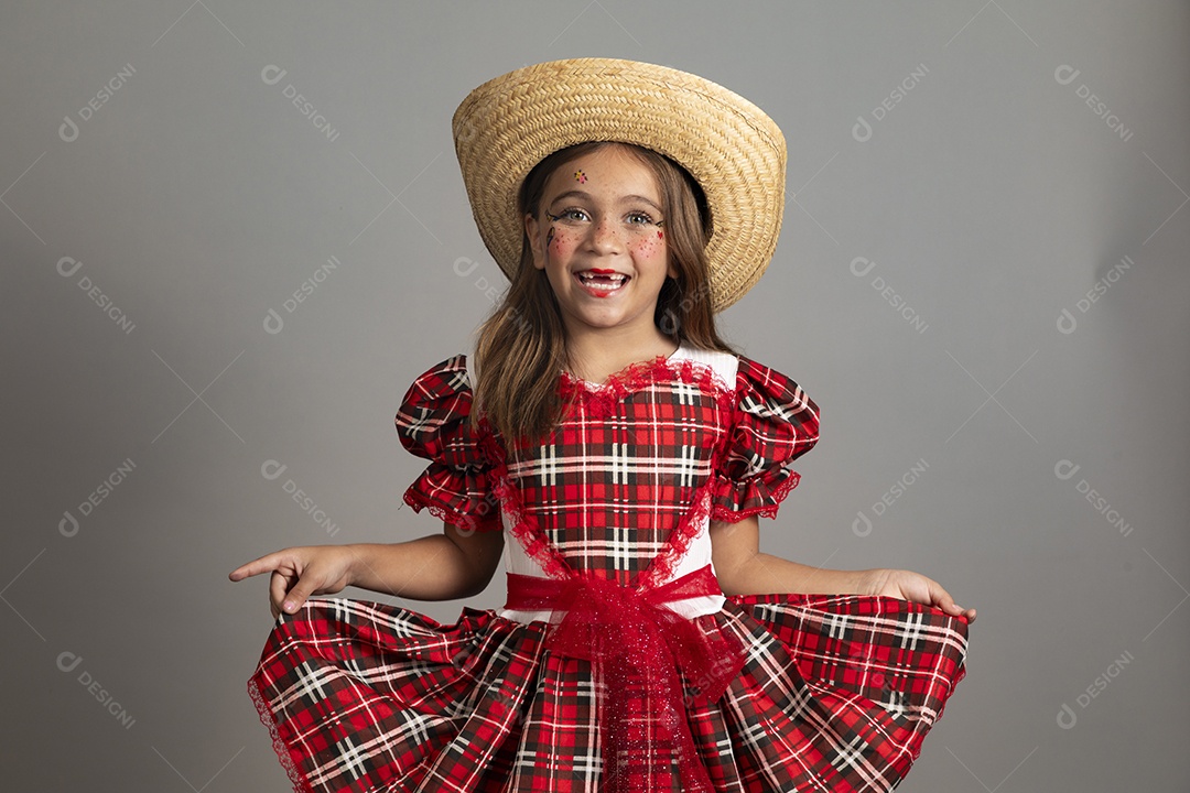 Linda criança usando roupas típicas festa junina sobre fundo isolado