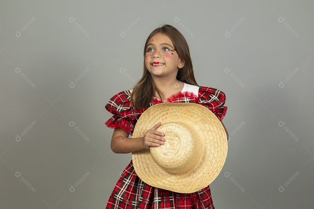 Linda criança usando roupas típicas festa junina sobre fundo isolado