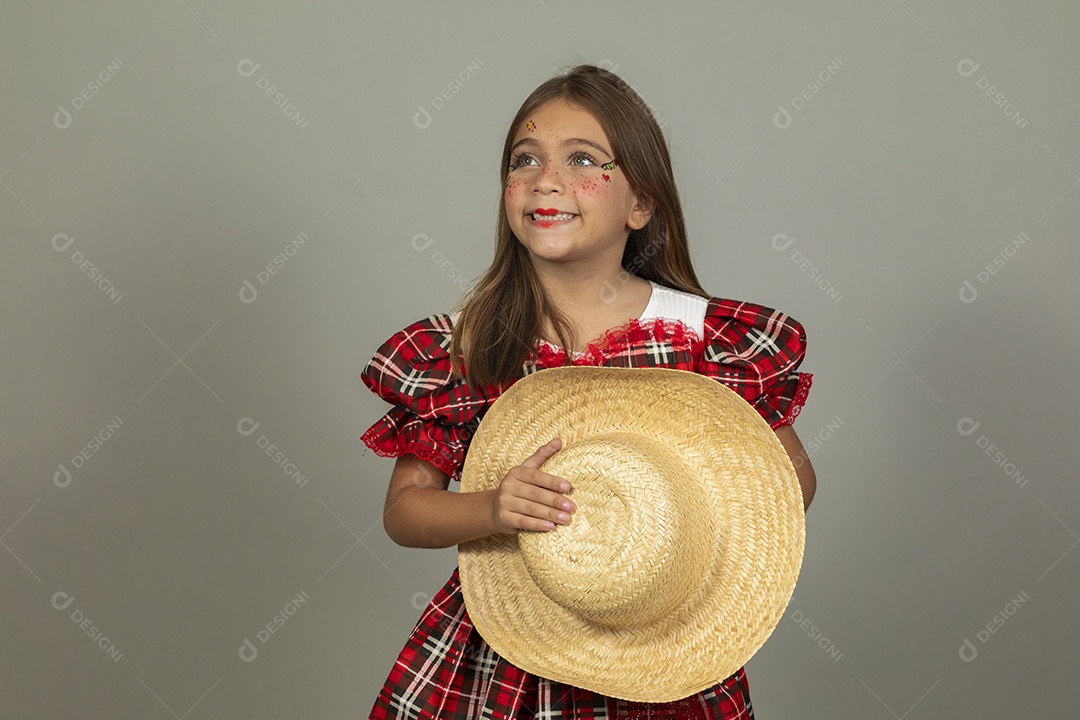 Linda criança usando roupas típicas festa junina sobre fundo isolado