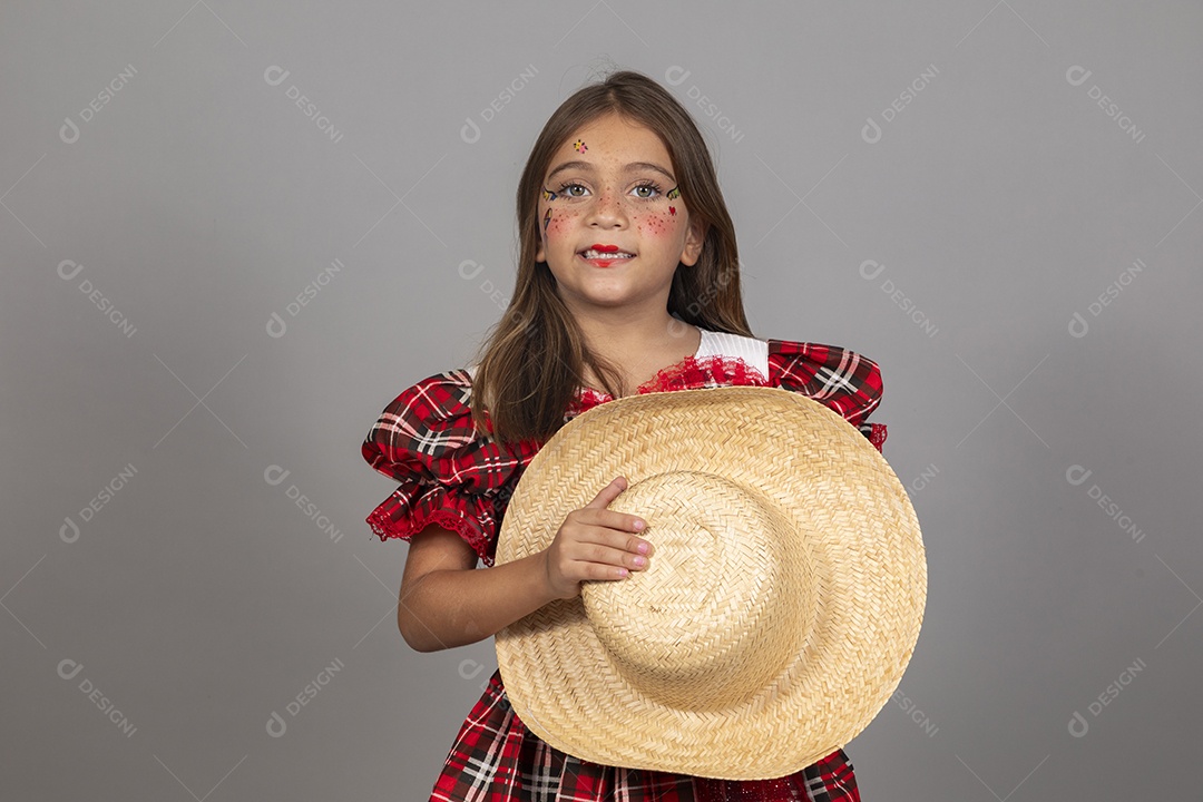 Linda criança usando roupas típicas festa junina sobre fundo isolado