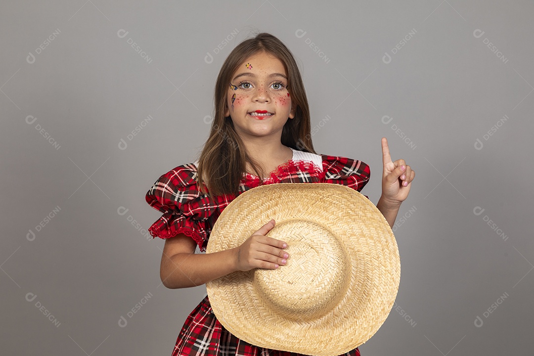Linda criança usando roupas típicas festa junina sobre fundo isolado