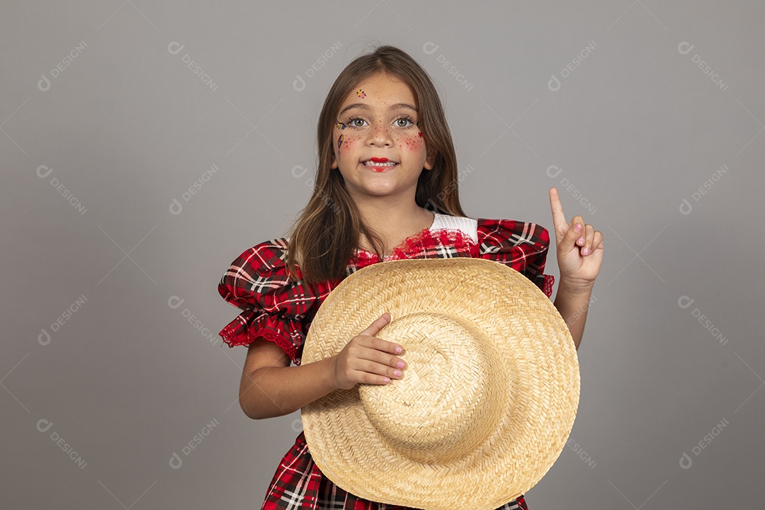 Linda criança usando roupas típicas festa junina sobre fundo isolado