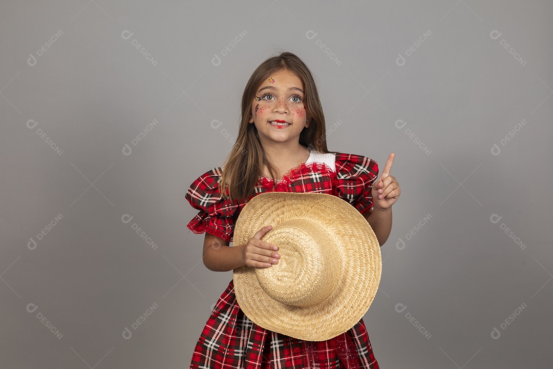 Linda criança usando roupas típicas festa junina sobre fundo isolado