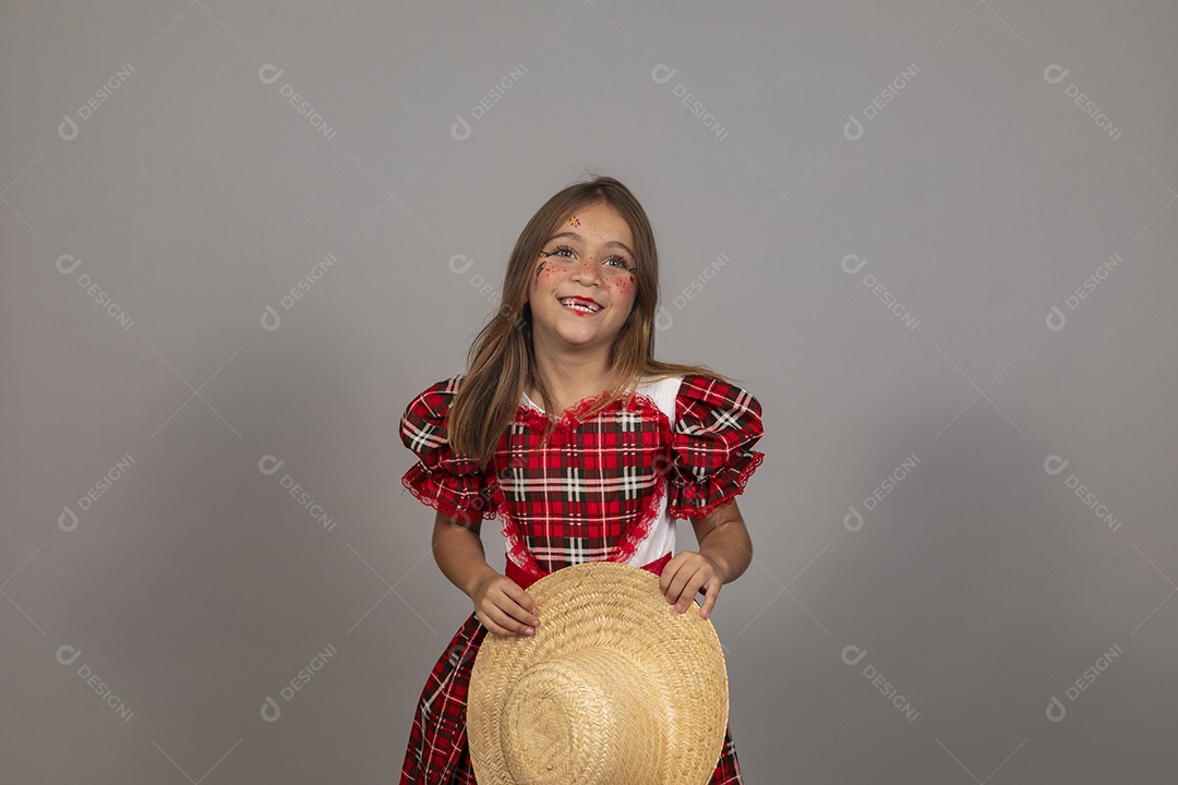 Linda criança usando roupas típicas festa junina sobre fundo isolado