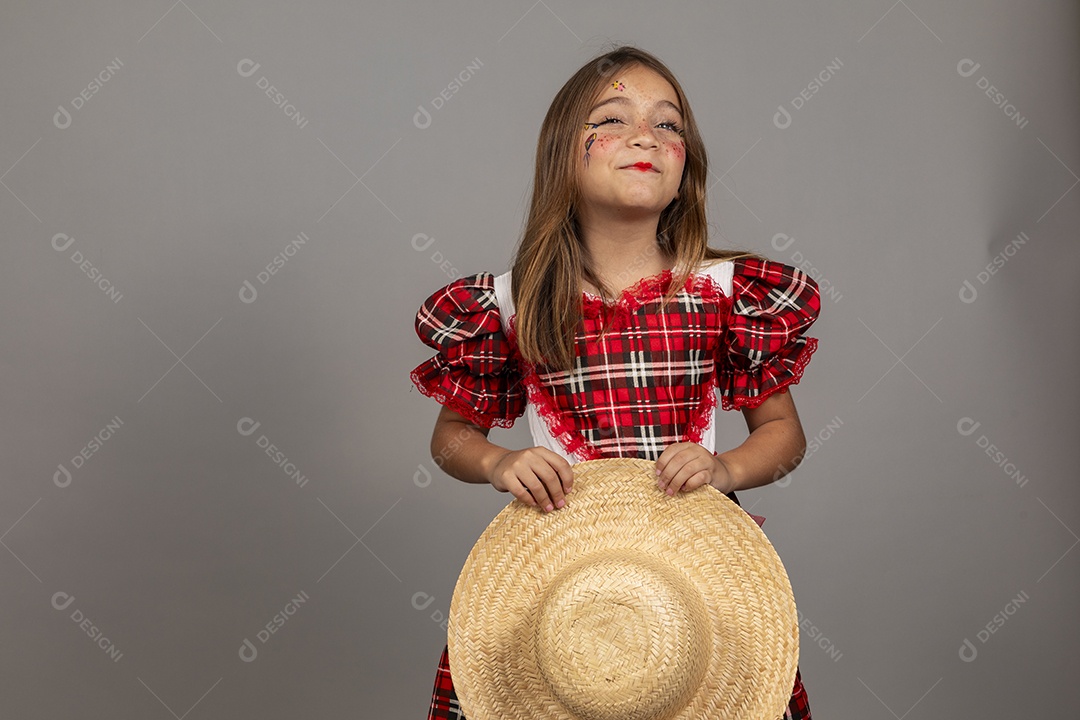 Linda criança usando roupas típicas festa junina sobre fundo isolado