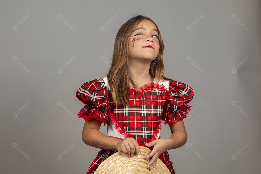 Linda criança usando roupas típicas festa junina sobre fundo isolado