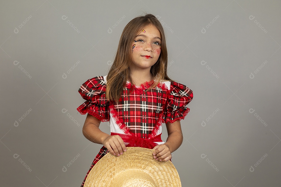 Linda criança usando roupas típicas festa junina sobre fundo isolado