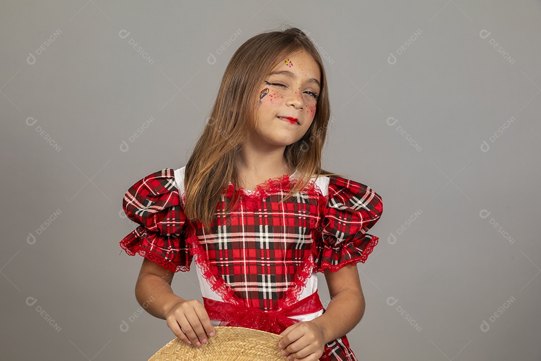 Linda criança usando roupas típicas festa junina sobre fundo isolado