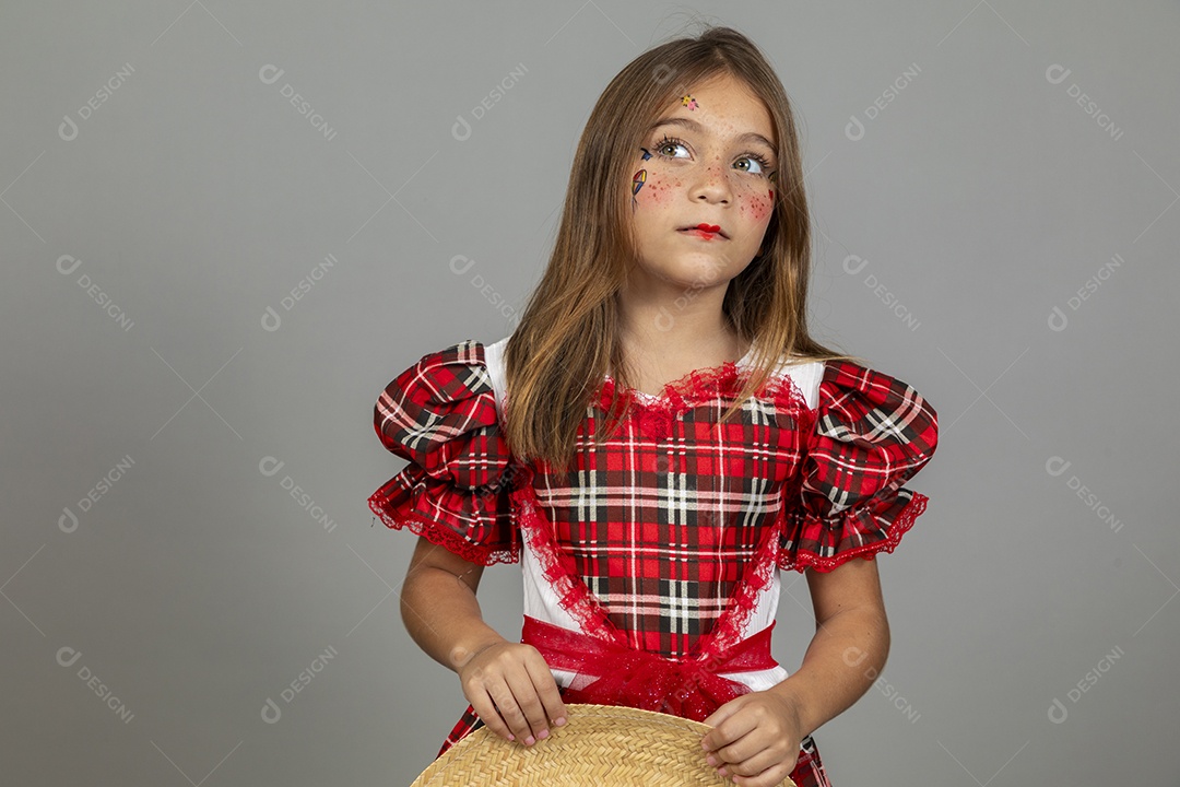 Linda criança usando roupas típicas festa junina sobre fundo isolado