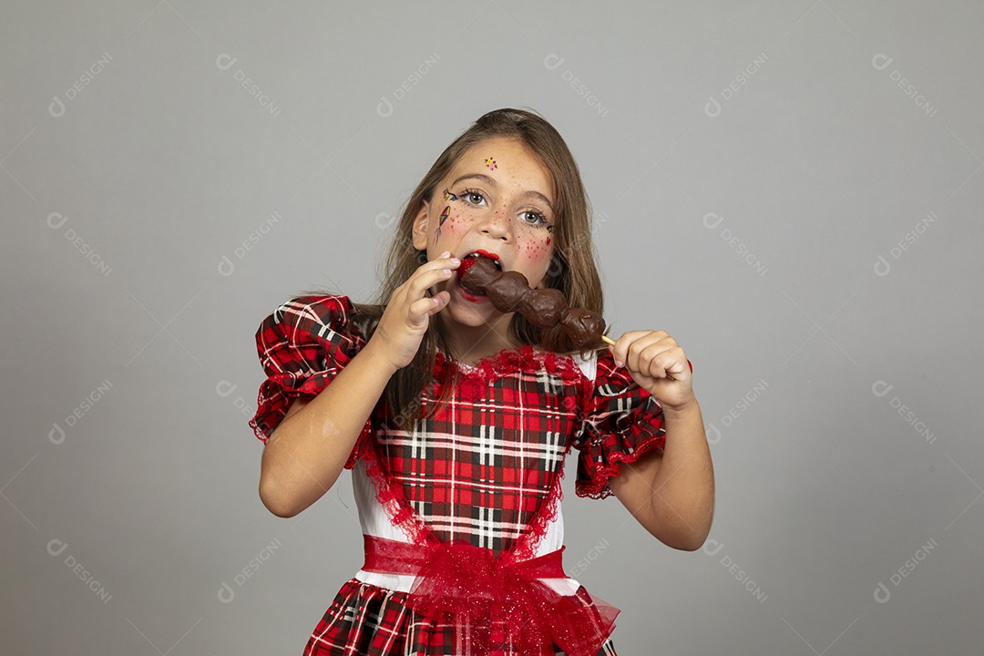 Linda criança usando roupas típicas festa junina sobre fundo isolado