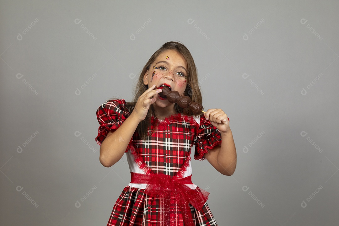 Linda criança usando roupas típicas festa junina sobre fundo isolado