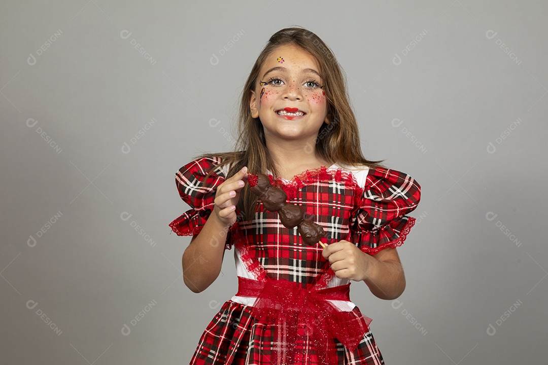 Linda criança usando roupas típicas festa junina sobre fundo isolado