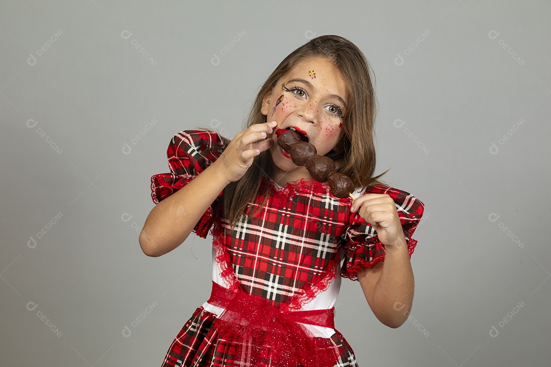 Linda criança usando roupas típicas festa junina sobre fundo isolado
