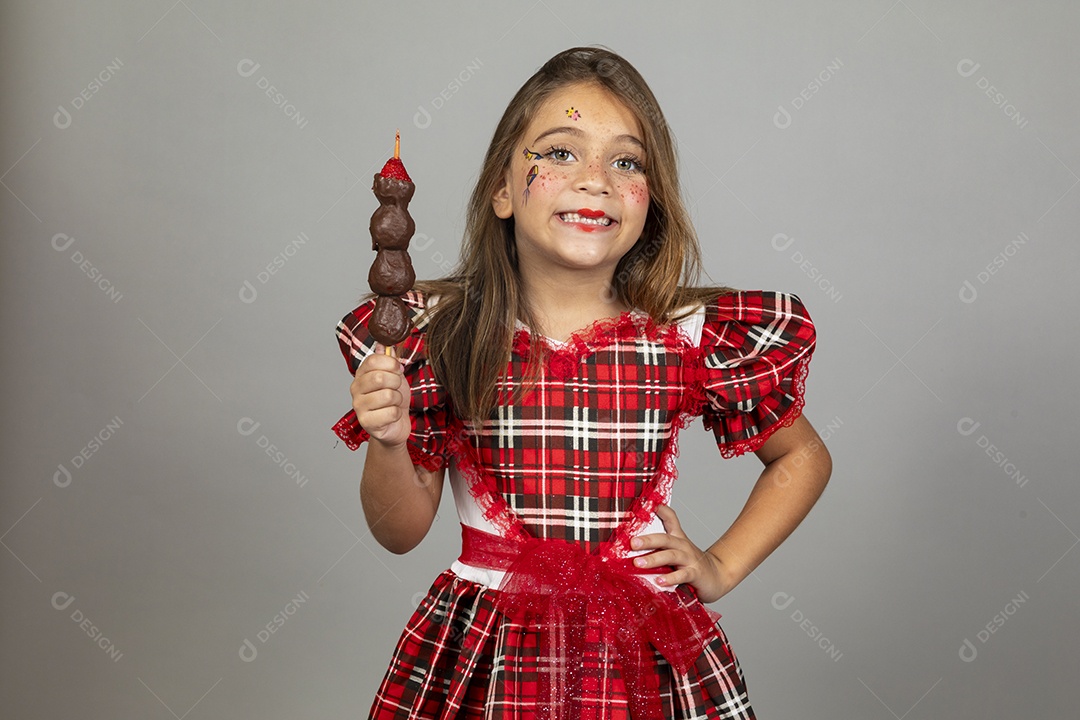 Linda criança usando roupas típicas festa junina sobre fundo isolado