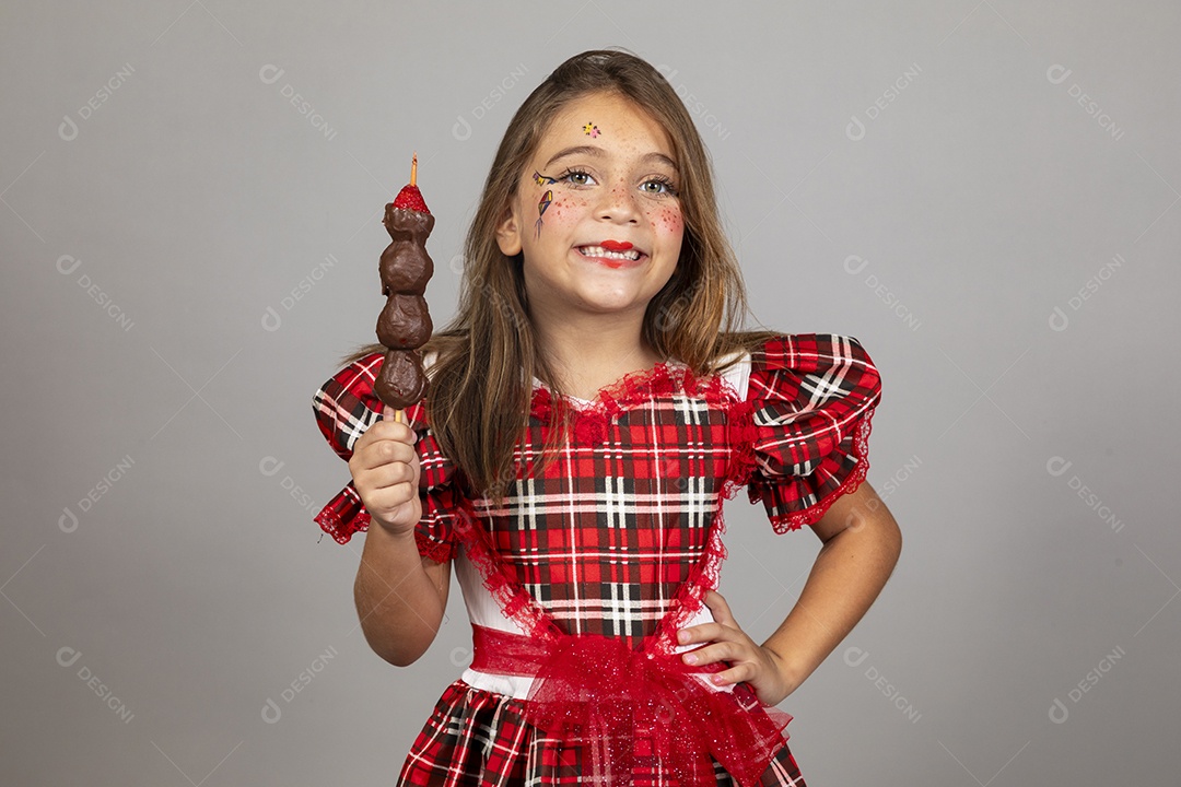 Linda criança usando roupas típicas festa junina sobre fundo isolado
