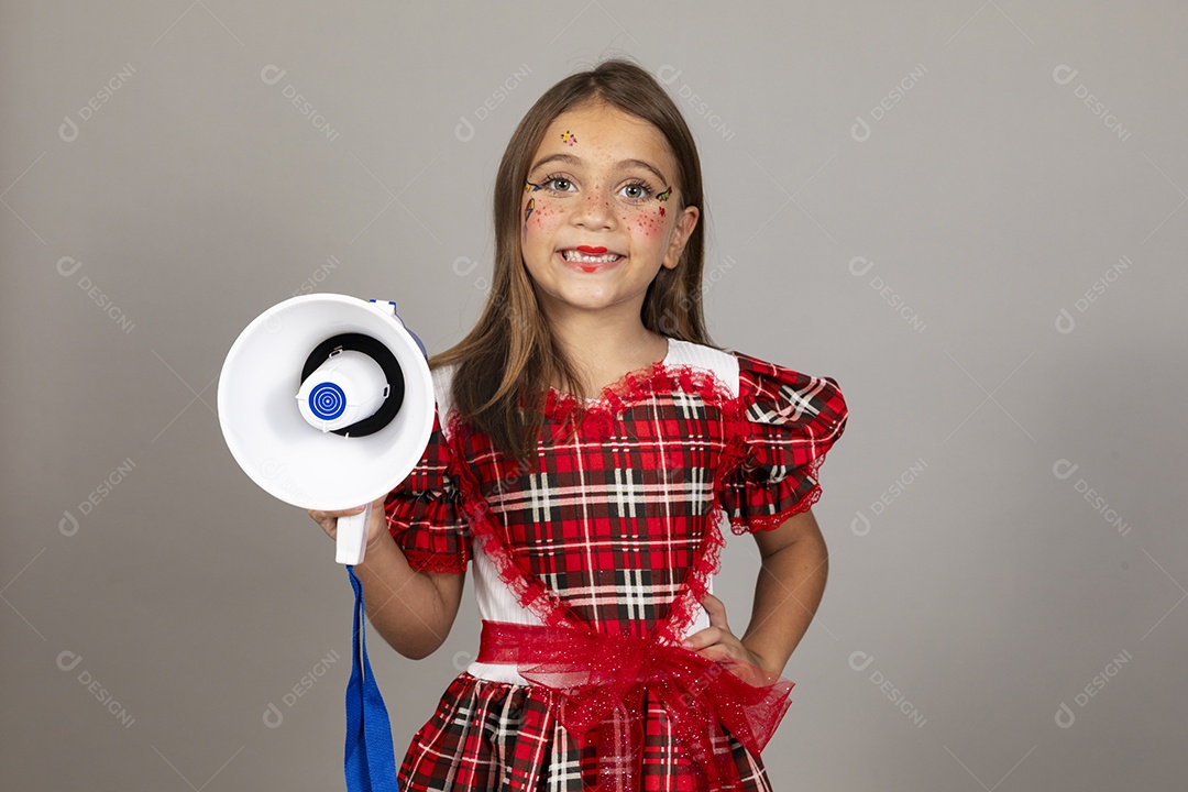 Linda criança usando roupas típicas festa junina sobre fundo isolado