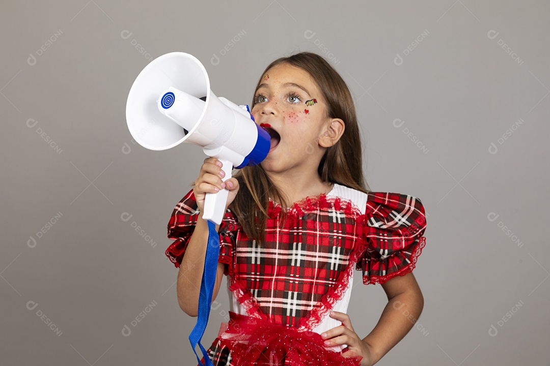 Linda criança usando roupas típicas festa junina sobre fundo isolado