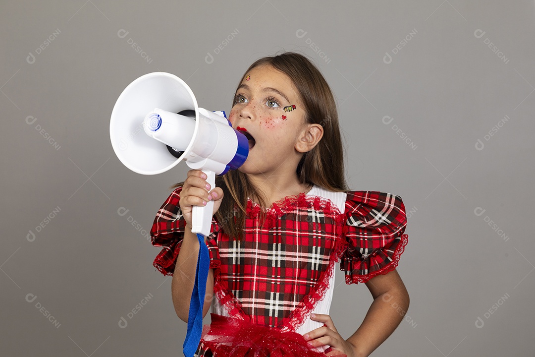 Linda criança usando roupas típicas festa junina sobre fundo isolado