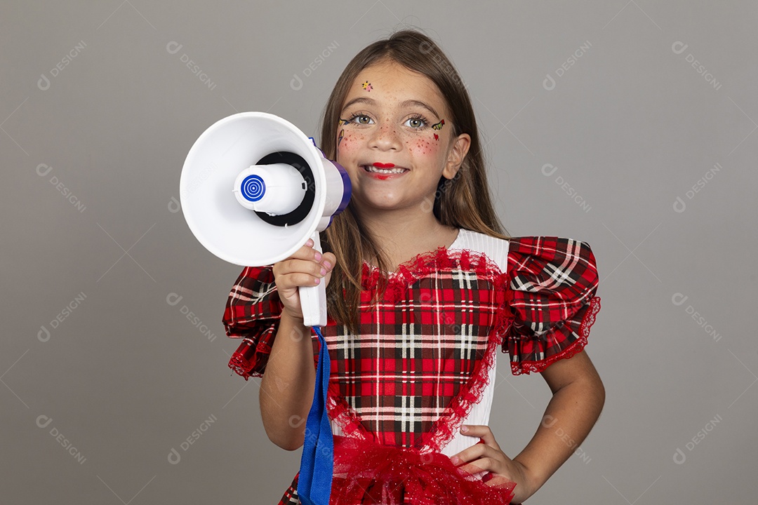 Linda criança usando roupas típicas festa junina sobre fundo isolado
