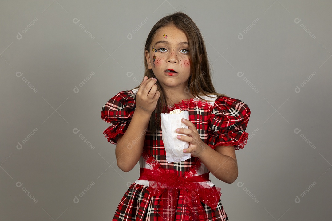 Linda criança usando roupas típicas festa junina sobre fundo isolado