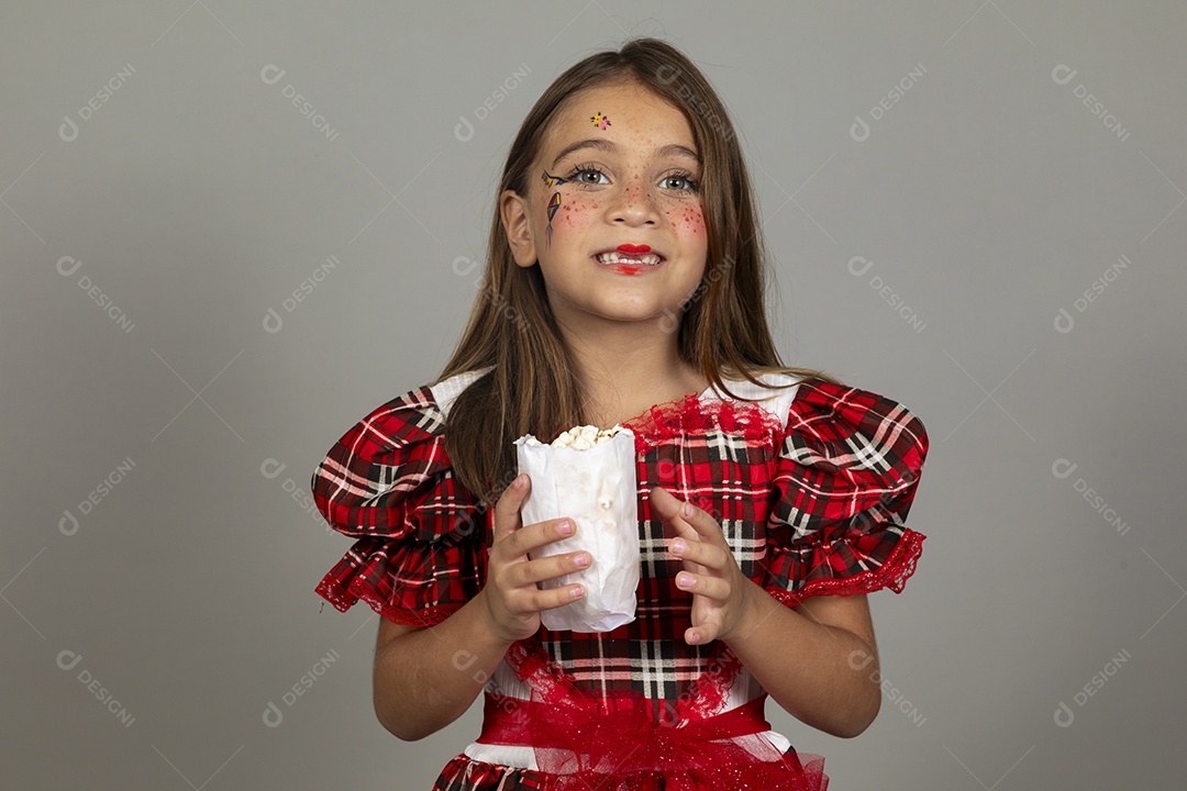 Linda criança usando roupas típicas festa junina sobre fundo isolado