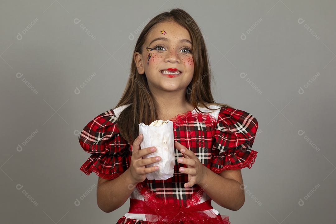Linda criança usando roupas típicas festa junina sobre fundo isolado
