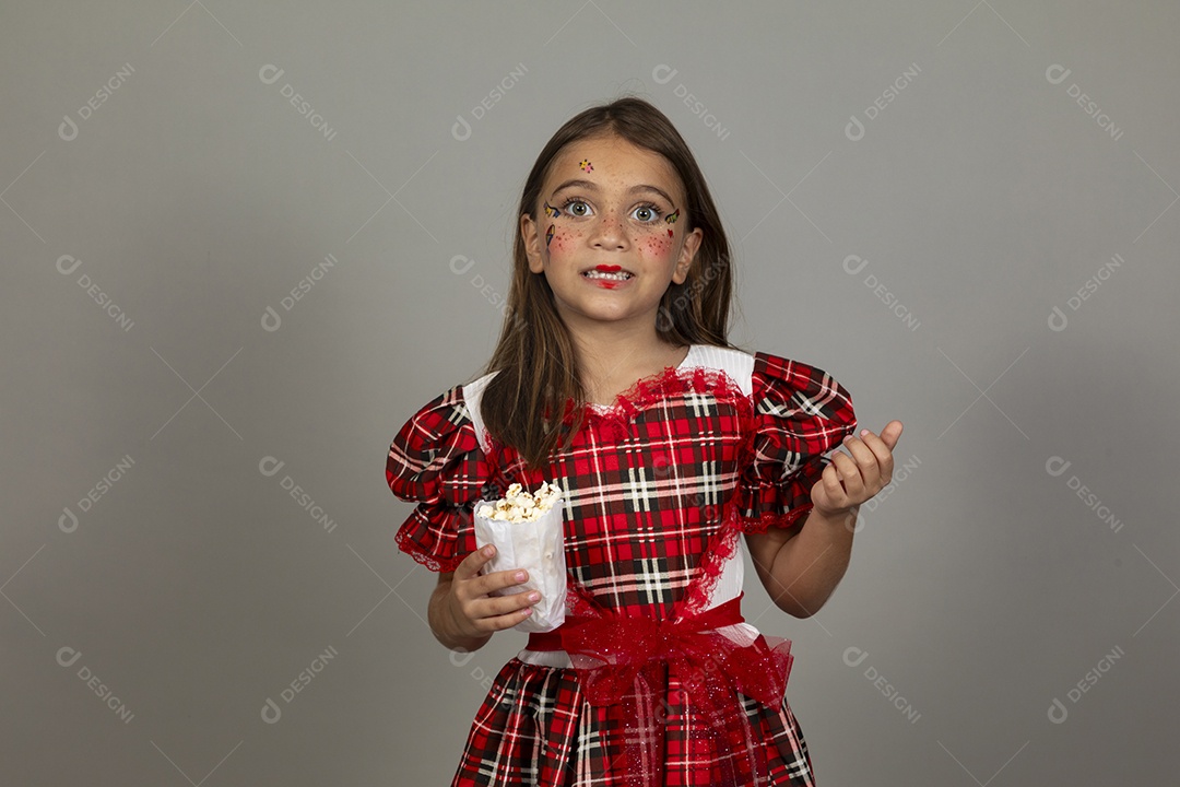 Linda criança usando roupas típicas festa junina sobre fundo isolado