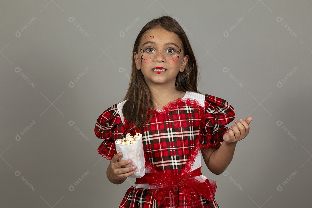 Linda criança usando roupas típicas festa junina sobre fundo isolado