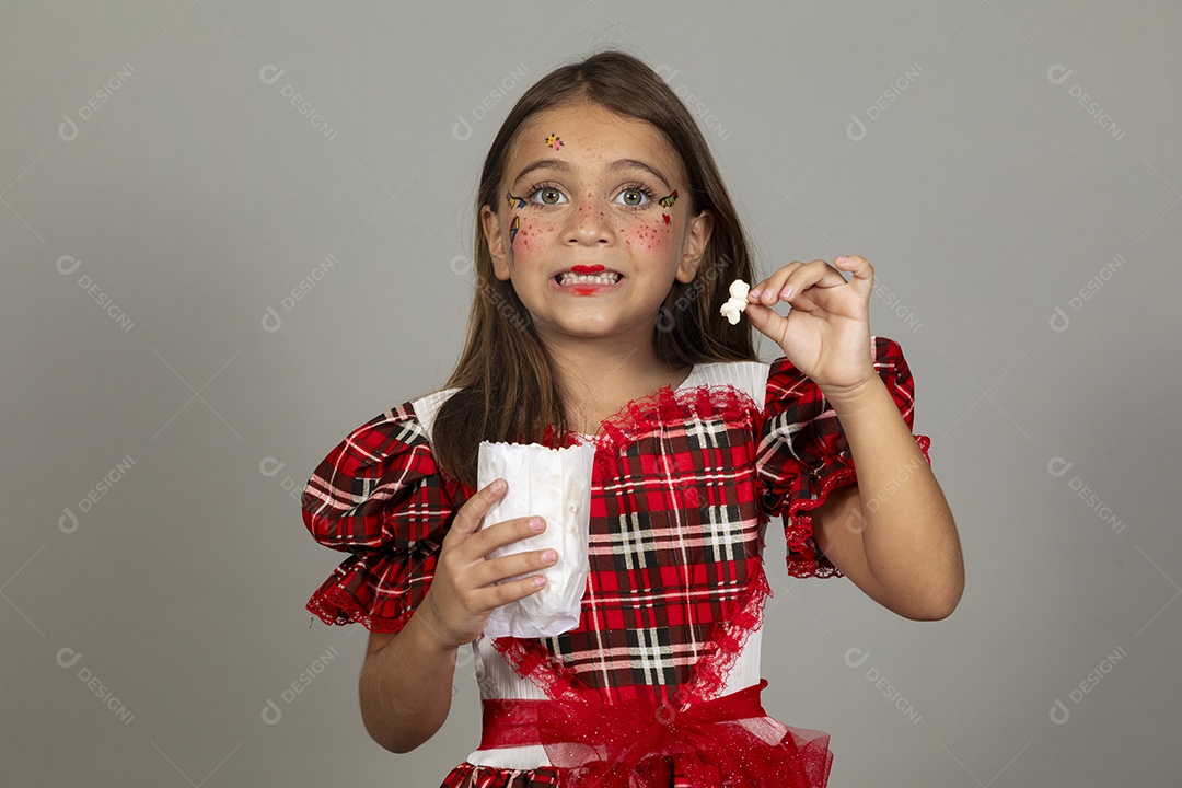 Linda criança usando roupas típicas festa junina sobre fundo isolado