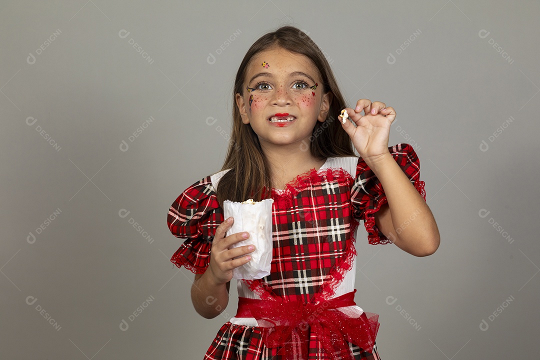 Linda criança usando roupas típicas festa junina sobre fundo isolado