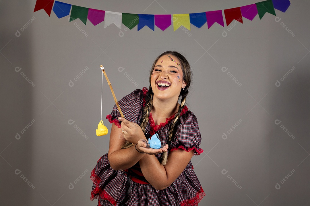 Mulher linda jovem usando roupas típicas festa junina sobre fundo isolado