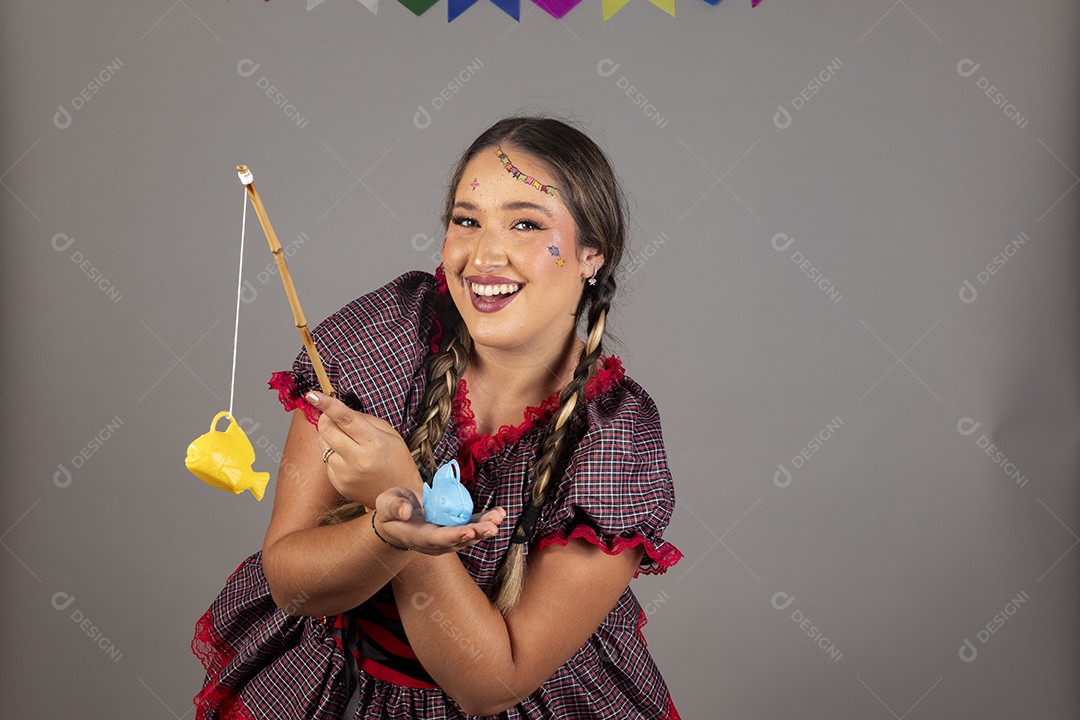 Mulher linda jovem usando roupas típicas festa junina sobre fundo isolado