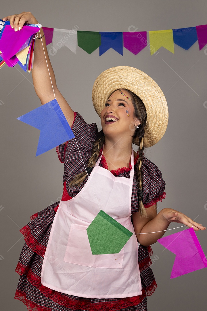 Mulher linda jovem usando roupas típicas festa junina sobre fundo isolado