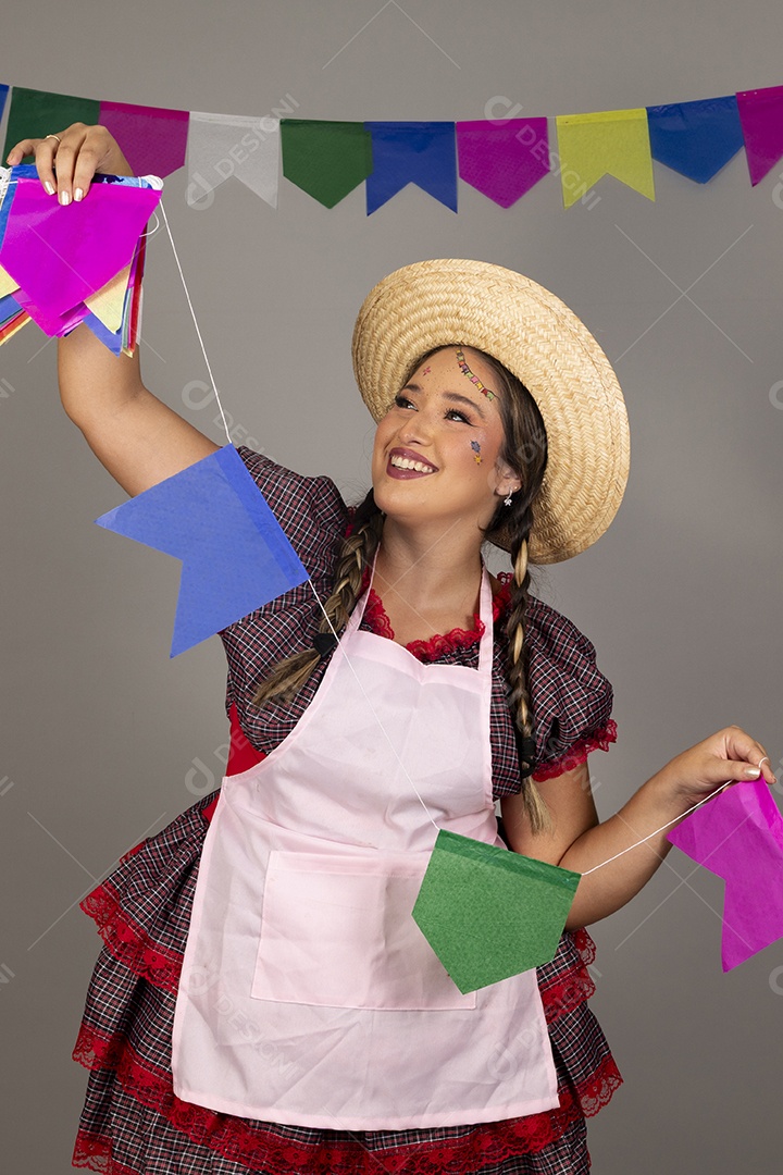 Mulher linda jovem usando roupas típicas festa junina sobre fundo isolado