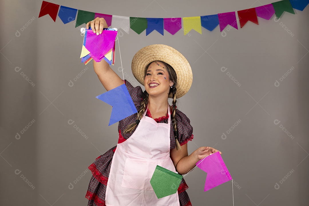 Mulher linda jovem usando roupas típicas festa junina sobre fundo isolado