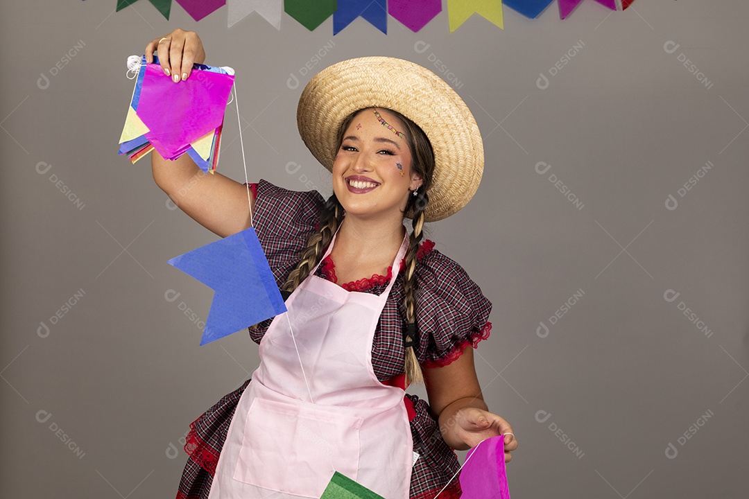 Mulher linda jovem usando roupas típicas festa junina sobre fundo isolado