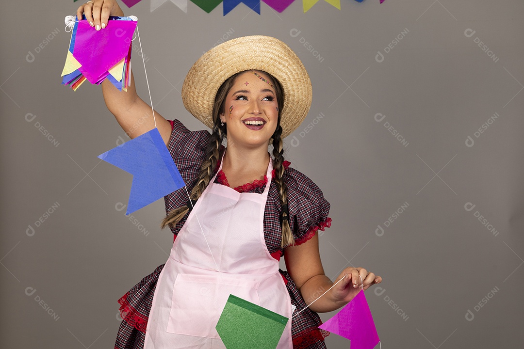 Mulher linda jovem usando roupas típicas festa junina sobre fundo isolado