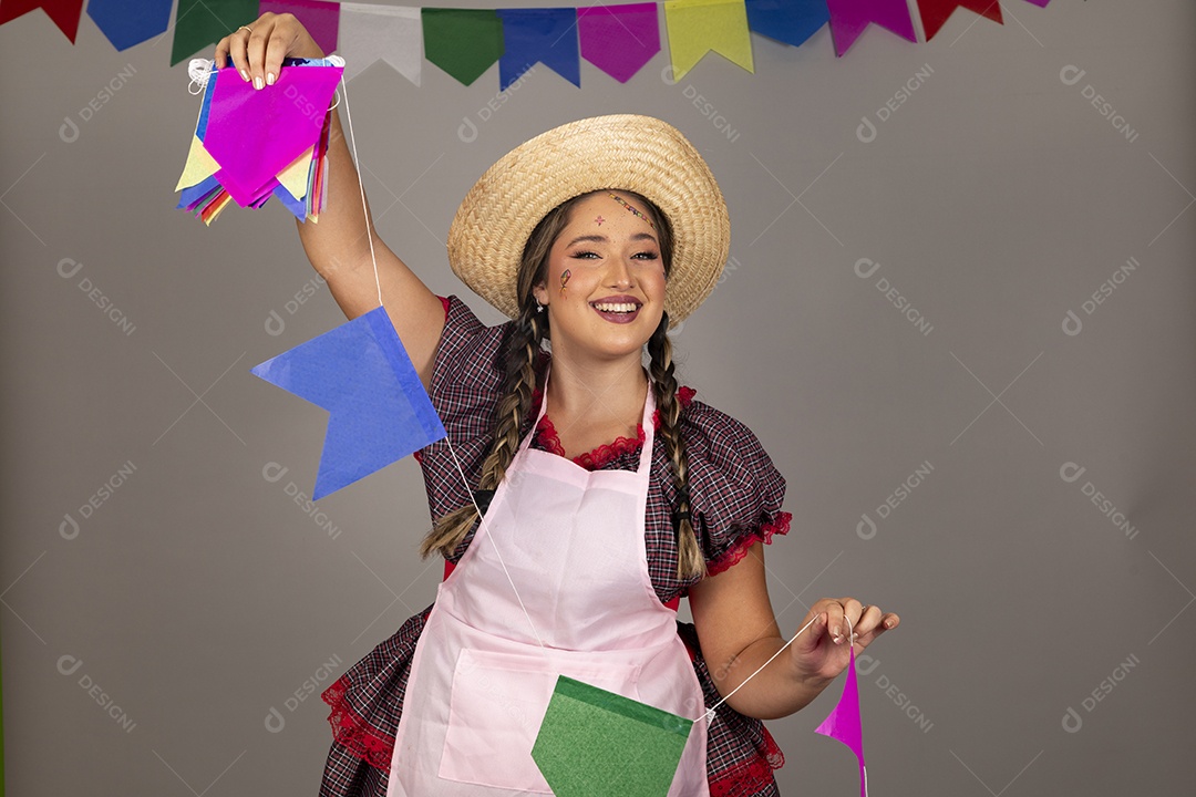 Mulher linda jovem usando roupas típicas festa junina sobre fundo isolado